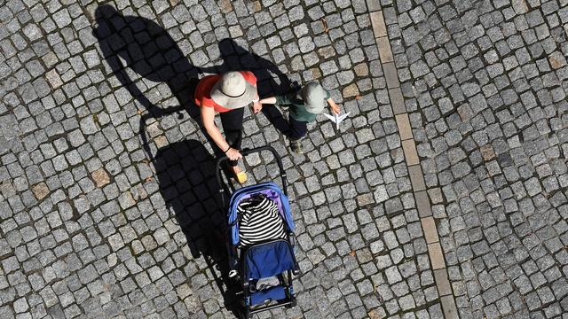 Une femme et ses enfants (image d'illustration). [Keystone - DPA/Jens Kalaene]