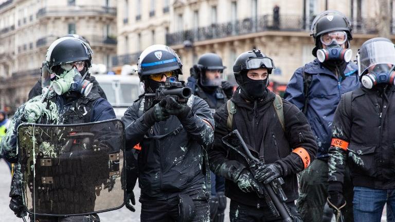 Les policiers en France garderont le droit d'utiliser des LBD, armes qui permettent de tirer des balles en caoutchouc. [AFP - Ilan Deutsch / Hans Lucas]