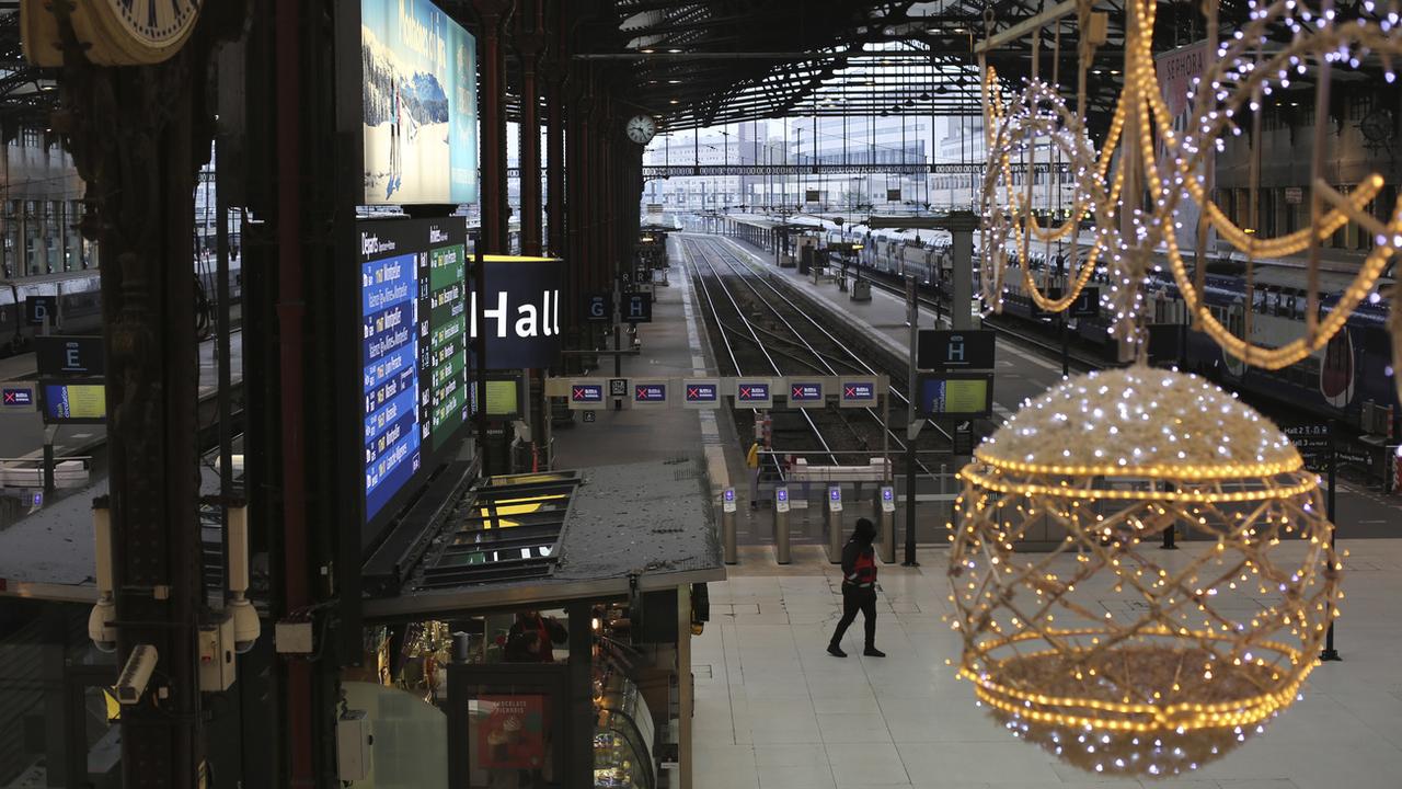 La Gare de Lyon à Paris, déserte en l'absence de liaisons ferroviaires. [AP/Keystone - Rafael Yaghobzadeh]