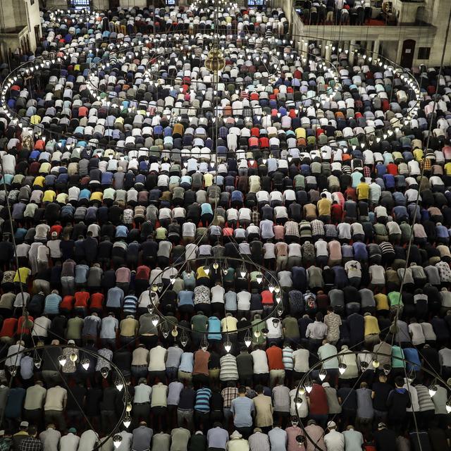 Mardi 4 juin: la prière du début de l'Aid el-Fitr, qui marque la fin du mois du Ramadan, dans la mosquée Suleymaniye à Istanbul. [Keystone/AP Photo - Emrah Gurel]