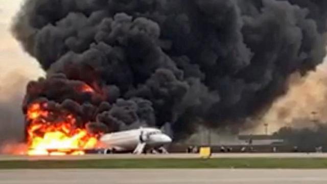 Un avion de la compagnie russe Aeroflot a pris feu en vol dimanche peu après son décollage de l'aéroport de Cheremetievo, à Moscou. [Keystone - RUSSIAN INVESTIGATIVE COMMITTEE]