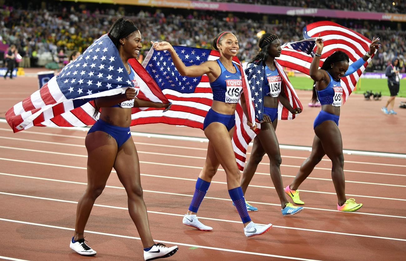 Allyson Felix (chaussettes bleues) et ses camarades de relais du quatre fois 100 mètres féminin, à Londres, le 12 août 2017. [Keystone/epa - Franck Robishon]