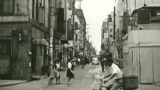 Scène de rue à Tokyo en 1963. [RTS - Jean-Jacques Lagrange]