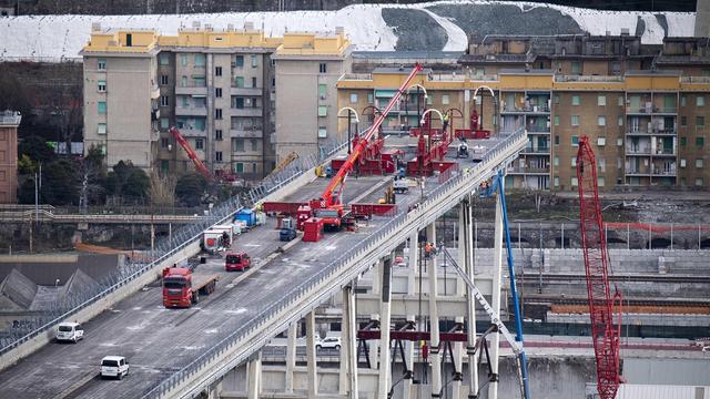 Une vue des travaux de démolition du pont Morandi, qui ont débuté le 8 février 2019 à Gênes. [Keystone - EPA/LUCA ZENNARO]