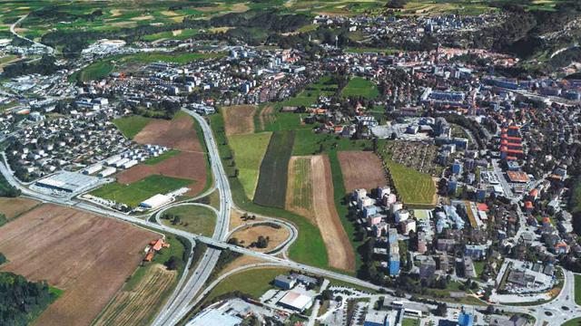 Crédit d'étude pour la couverture du contournement autoroutier de Fribourg

Le gouvernement fribourgeois demande au Parlement un crédit de 4,125 millions de francs pour étudier la faisabilité de la couverture de l'autoroute A12, entre les sorties de Fribourg -Sud et Fribourg-Nord.

Le Conseil d'Etat vient d'adopter un projet de décret et de message concernant ce crédit d'études pour le secteur de Chamblioux-Bertigny, La somme représente la moitié des frais, le solde étant réparti entre les communes partenaires, la bourgeoisie de Fribourg et les Transports Publics Fribourgeois.

https://www.fr.ch/daec/territoire-amenagement-et-constructions/territoire/le-conseil-detat-adopte-le-projet-de-decret-et-de-message-concernant-le-credit-detudes-pour-le-projet-chamblioux-bertigny [Etat de Fribourg]