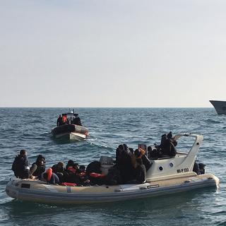 Des sauveteurs britanniques viennent au secours de migrants dans la Manche. [AFP - SNSM]