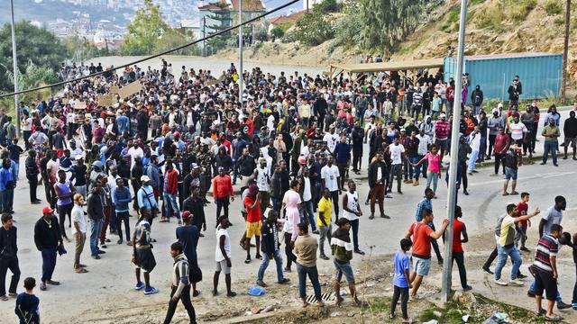 Des réfugiés et des migrants protestent à l'extérieur d'un camp surpeuplé sur l'île grecque de Samos, le 18 octobre 2019. [Keystone/AP Photo - Michael Svarnias]