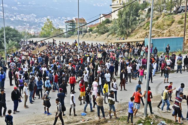 Des réfugiés et des migrants protestent à l'extérieur d'un camp surpeuplé sur l'île grecque de Samos, le 18 octobre 2019. [Keystone/AP Photo - Michael Svarnias]