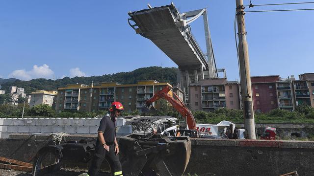 Une partie du pont Morandi au-dessus de maisons évacuées, le 26 septembre 2018, soit six semaines après l'écroulement. [EPA - Luca Zennaro]