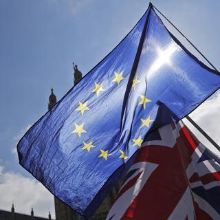 Les drapeaux britannique et européen devant le Parlement à Londres. [AP Photo/Keystone - Frank Augstein]