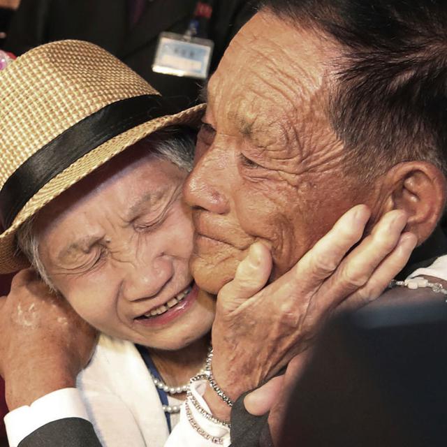 La Sud-Coréenne Lee Keum-seom (92 ans) embrasse son fils nord-coréen Ri Sang Chol (71 ans) durant une réunion de familles séparées organisée au "Diamond Mountain Resort", en Corée du Nord, le 20 août 2018. [AP Yonhap / Keystone - LEE JI-EUN]