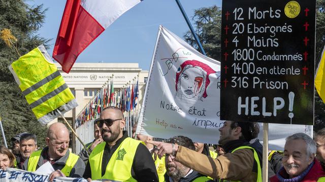 Quelque 800 gilets jaunes sont revenus à Genève samedi 31 août 2019 pour dénoncer les violences policières et défendre le droit de manifester en France. [Keystone - Martial Trezzini]