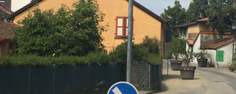 Restrictions de circulation dans certaines zones de quartiers aux heures de pointe à Plan-les-Ouates. [RTS - Sylvie Belzer]