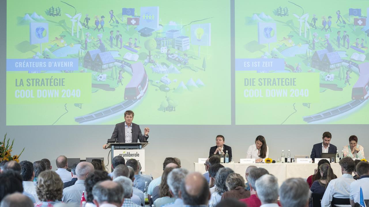 Jürg Grossen, le président des Verts'libéraux, présente la stratégie "Cool down 2040". [Keystone - Melanie Duchene]