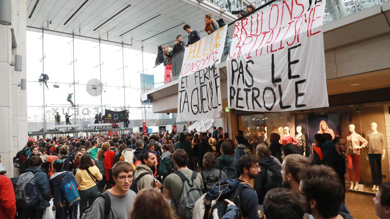 Des militants écologistes bloquent un centre commercial à Paris [AFP - Jacques Demarthon]