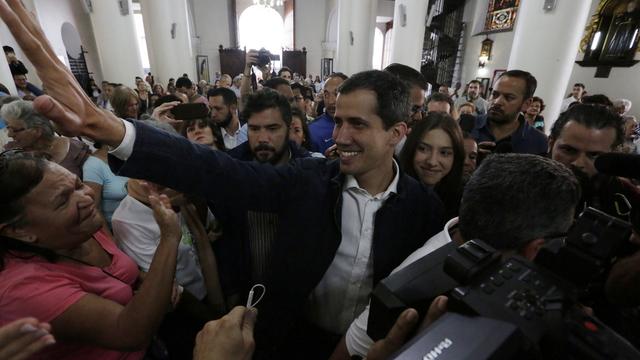 Plusieurs pays ont annoncé qu'ils soutenaient le président par intérim auto-proclamé Juan Guaido. [Keystone/AP - Fernando Llano]