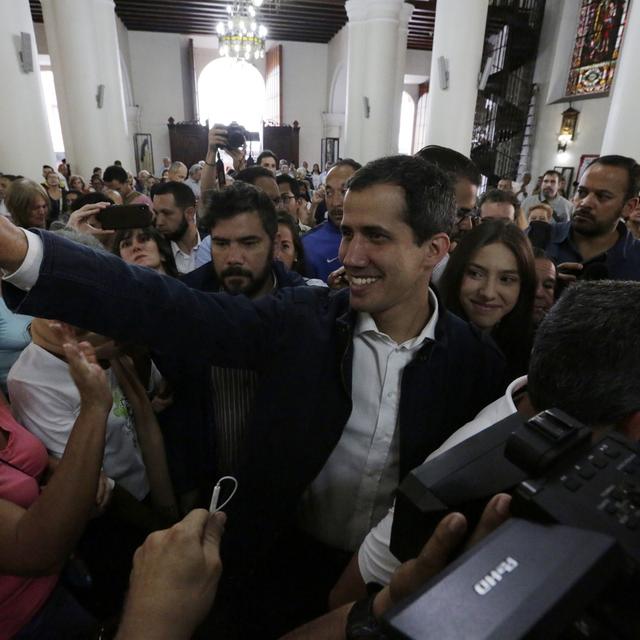 Plusieurs pays ont annoncé qu'ils soutenaient le président par intérim auto-proclamé Juan Guaido. [Keystone/AP - Fernando Llano]