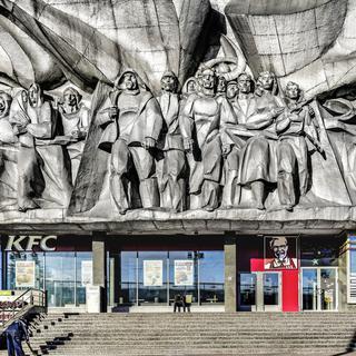 Une image extraite du livre de Nicolas Righetti, "Biélorussie Dreamland", avec un choc des mondes entre un KFC et un monument stalinien. [Editions Favre - Nicolas Righett/ "Biélorussie Dreamland"]