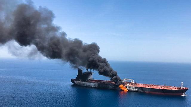 Un pétrolier en feu dans le Golfe d'Oman. [Keystone - EPA/Stringer]