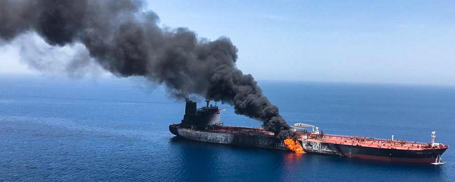 Un pétrolier en feu dans le Golfe d'Oman. [Keystone - EPA/Stringer]