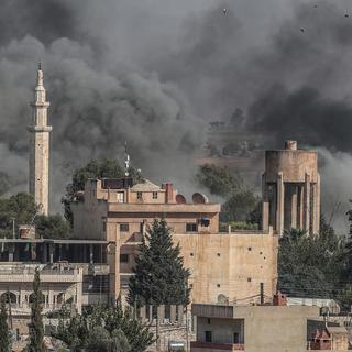 Bombardement en Syrie par les forces turcs quelques jours après le retrait des forces américaines. [EPA/Keystone - Sedat Suna]