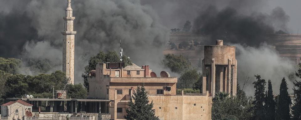 Bombardement en Syrie par les forces turcs quelques jours après le retrait des forces américaines. [EPA/Keystone - Sedat Suna]