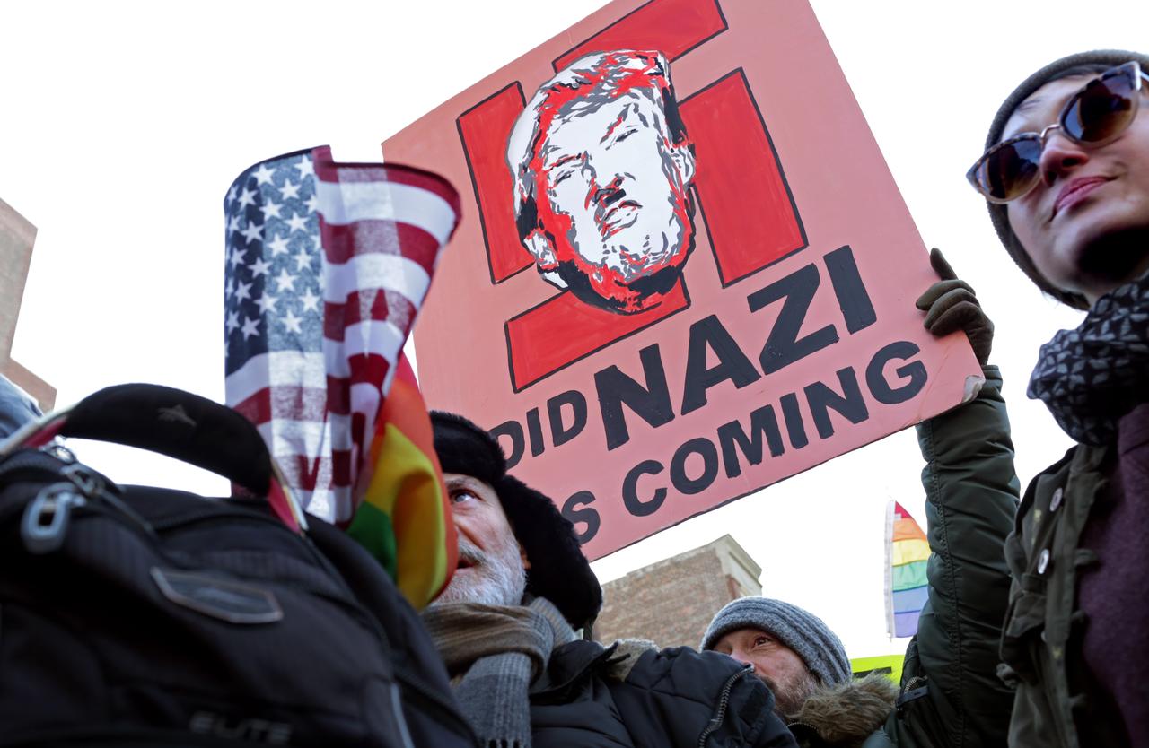 Manifestation contre le gouvernement Trump en février 2017. Lutter contre les discrimination rassemble la communauté LGBTQ d’hier et d’aujourd’hui  [GETTY IMAGES NORTH AMERICA / AFP - YANA PASKOVA]