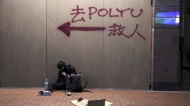 Manifestant hong kongais après le siège de l'Université polytechnique. [Keystone - AP Photo/Vincent Yu]