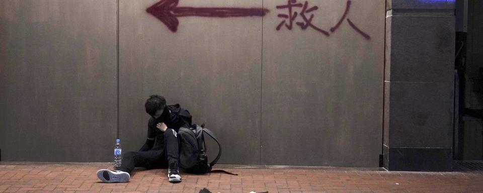 Manifestant hong kongais après le siège de l'Université polytechnique. [Keystone - AP Photo/Vincent Yu]