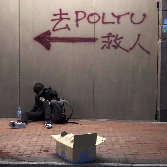 Manifestant hong kongais après le siège de l'Université polytechnique. [Keystone - AP Photo/Vincent Yu]