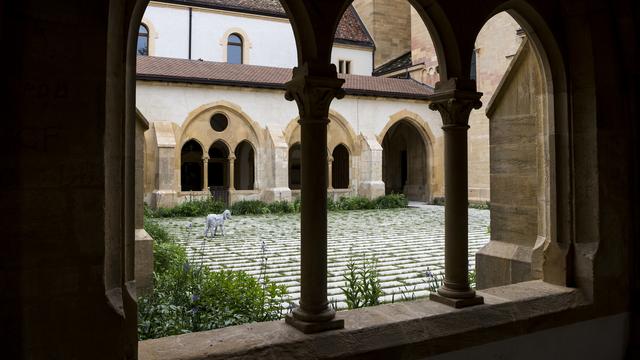 Le dallage du cloître en 2017 avait soulevé une levée de boucliers. [Keystone - Jean-Christophe Bott]