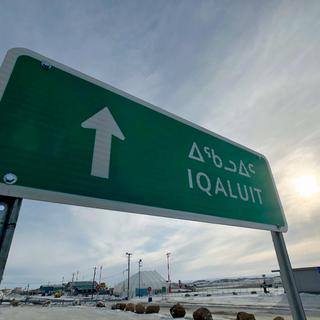 Un panneau de signalisation tout près de l'aéroport d'Iqaluit, au Canada. [Radio Canada]