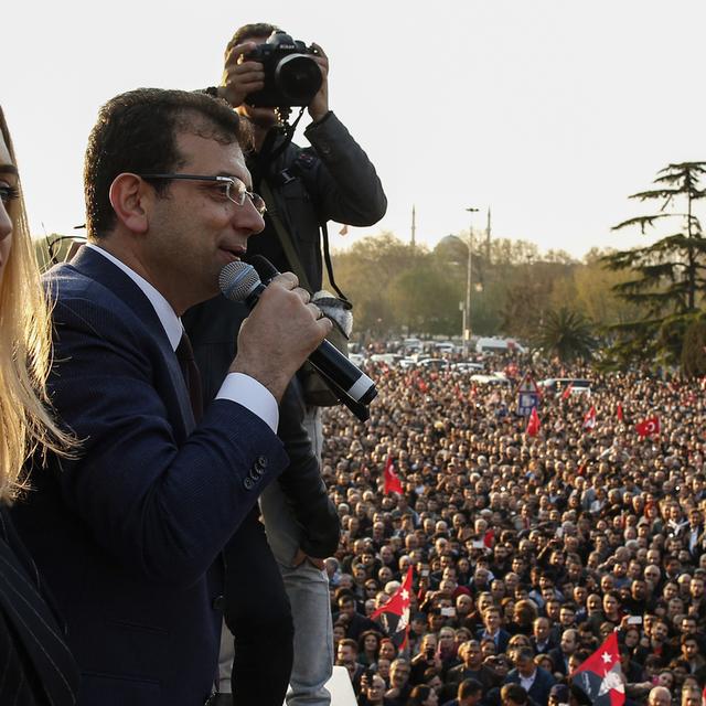 Ekrem Imamoglu acclamé après avoir été proclamé maire d'Istanbul. [Keystone - AP Photo/Emrah Gurel]