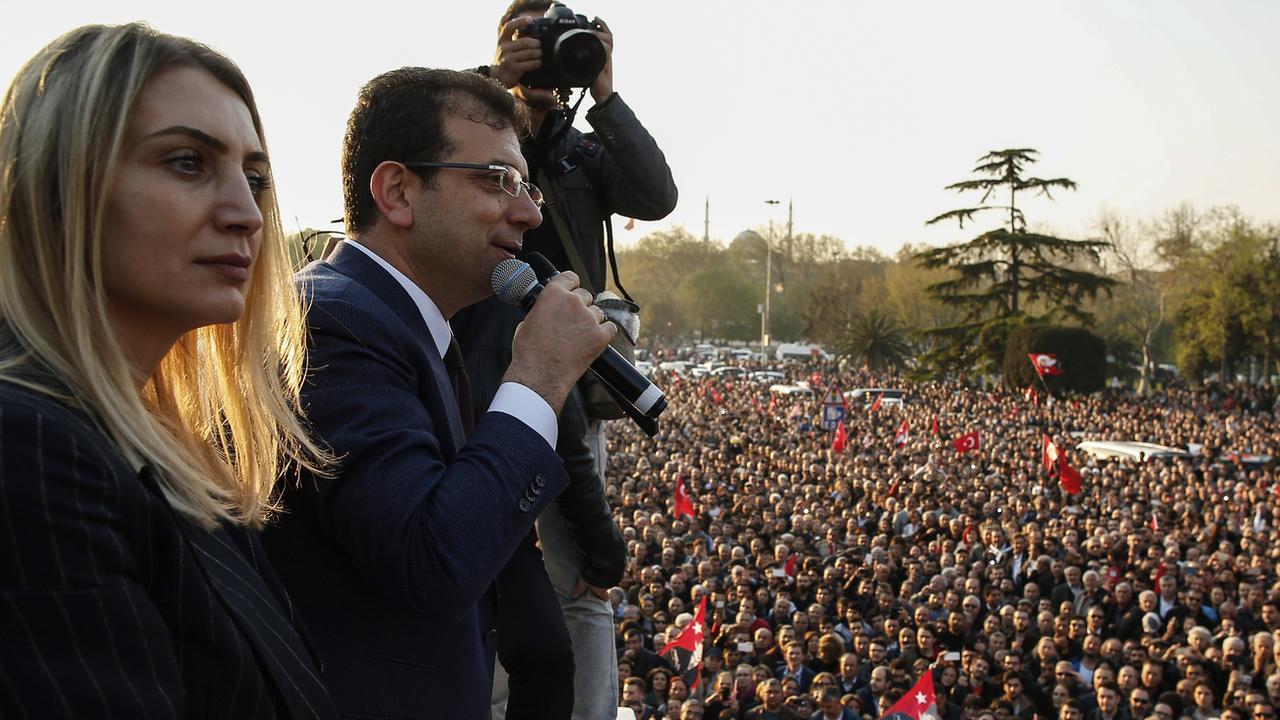 Ekrem Imamoglu acclamé après avoir été proclamé maire d'Istanbul. [Keystone - AP Photo/Emrah Gurel]