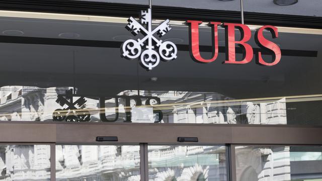 Le logo d'UBS sur l'établissement de la Paradeplatz à Zurich. [Keystone - Gaetan Bally]