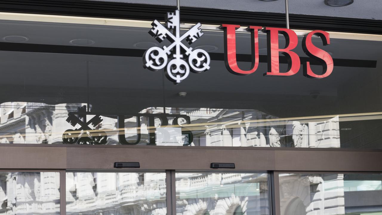 Le logo d'UBS sur l'établissement de la Paradeplatz à Zurich. [Keystone - Gaetan Bally]