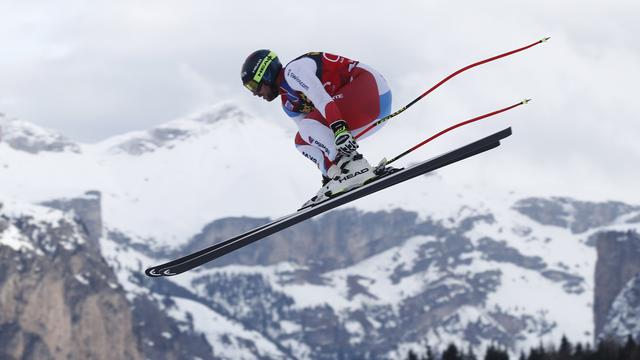 Feuz vole dans les airs de Val Gardena durant un entraînement. [AFP - Gabriele Facciotti]