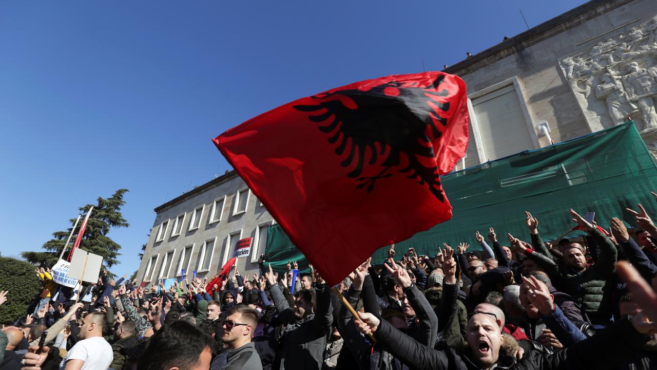 Des milliers de manifestants se sont réunis devant le siège du gouvernement albanais à Tirana. [Reuters - Florion Goga]