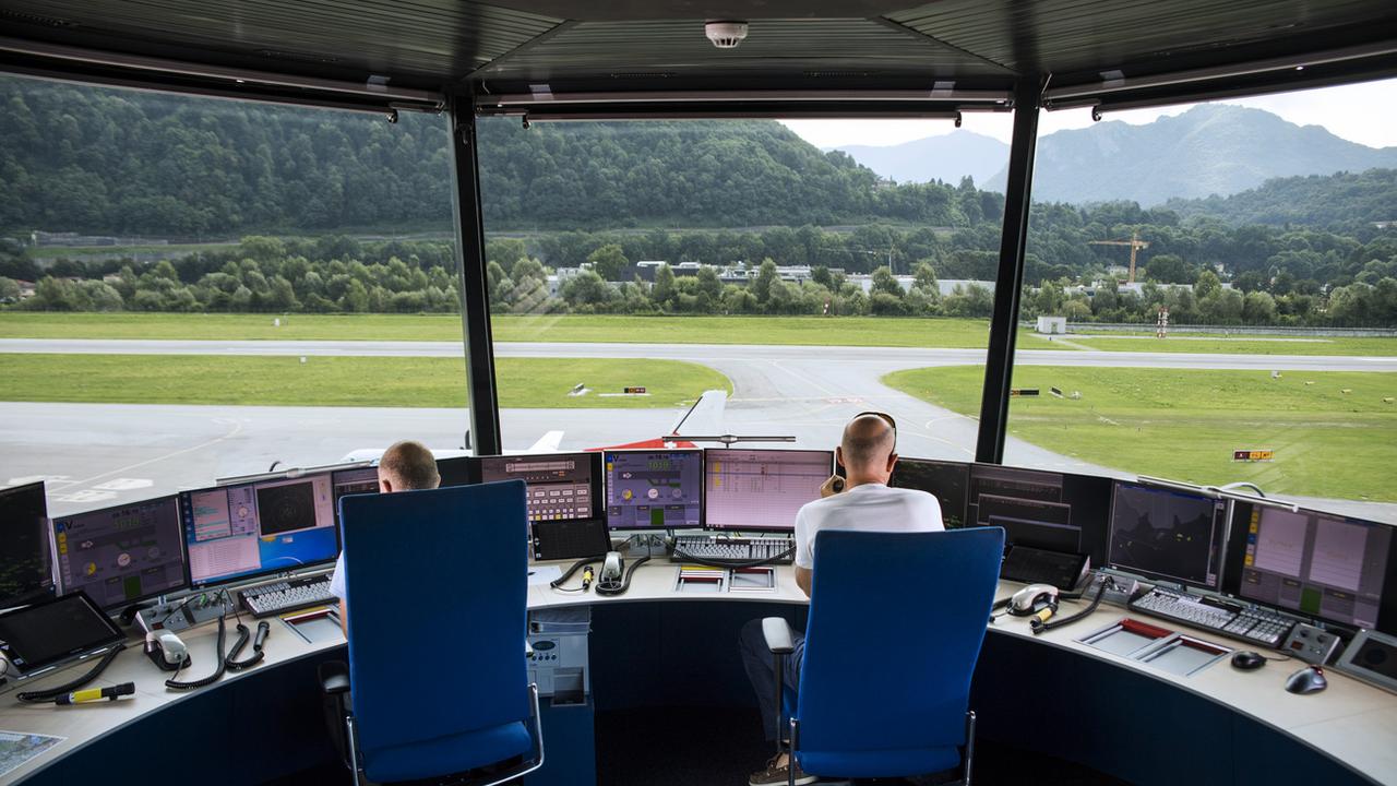 Des contrôleurs aériens de Skyguide à l'aéroport de Lugano. [Keystone - Alessandro Crinari]
