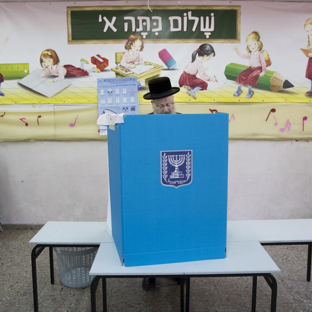 Les bureaux de vote ont ouvert ce matin pour les législatives en Israël. [AP Photo - Oded Bality]