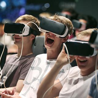 Séance de réalité virtuelle lors du Gamescom de Cologne, en 2018. [DPA/Keystone - Oliver Berg]