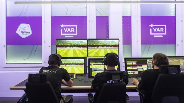 La salle de contrôle de la VAR en place pour la Super League de football. [Keystone - Ennio Leanza]