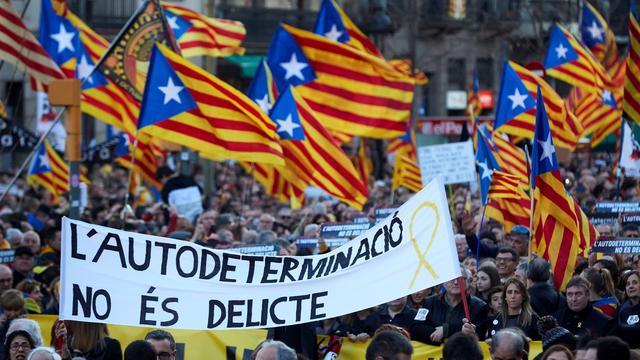 Des manifestants dénoncent la tenue du procès des indépendantistes catalans à Barcelone le 16 février 2019. [Keystone - EPA/ALEJANDRO GARCIA]