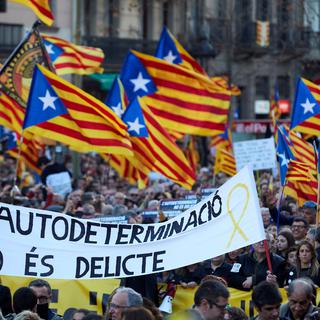Des manifestants dénoncent la tenue du procès des indépendantistes catalans à Barcelone le 16 février 2019. [Keystone - EPA/ALEJANDRO GARCIA]