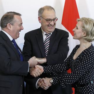 De gauche à droite le Britannique Liam Fox, Guy Parmelin et la ministre des Affaires étrangères du Liechtenstein Aurelia Frick, après la signature de l'accord, ce 11 février 2019 à Berne. [KEYSTONE - PETER KLAUNZER]