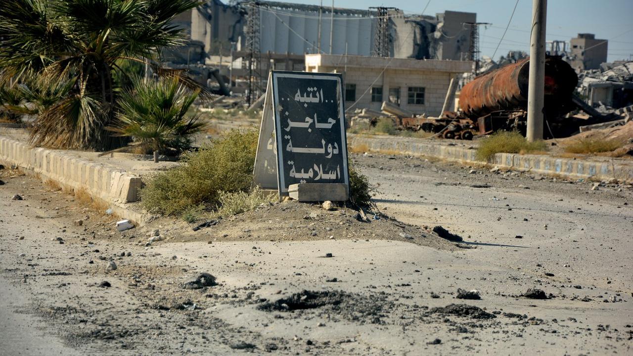 Un panneau qui signale la présence de l'EI à l'entrée de Raqa, ville syrienne désormais libérée. [Keystone - EPA/Youssef Rabih Youssef]