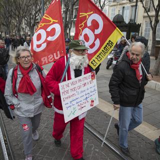 En France, la grève contre les retraites se poursuit. [AP Photo/Keystone - Daniel Cole]
