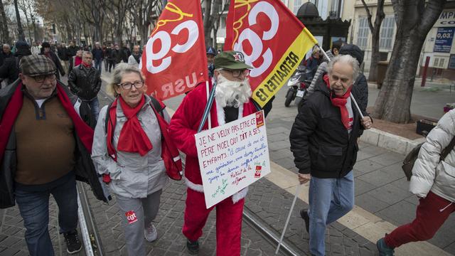 En France, la grève contre les retraites se poursuit. [AP Photo/Keystone - Daniel Cole]