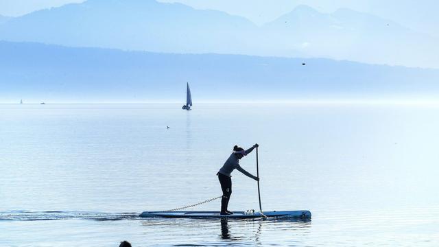 La pratique du Paddle dans certains sites dérange les oiseaux. [Keystone - Jean-Christophe Bott]