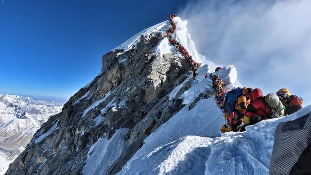 En mai 2019, il fallait faire la queue pour atteindre le toit du monde. [afp - HANDOUT / PROJECT POSSIBLE]